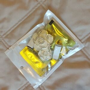 🎉FREE WITH PURCHASE🎉 Adorainbow Pair of  Decor Vent Flower Clips